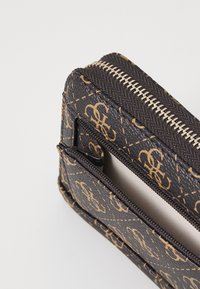 Portafoglio nero con texture e motivo logo in oro, dotato di doppie tasche con zip e un rivestimento liscio. Presenta una zip orizzontale e una costruzione resistente.