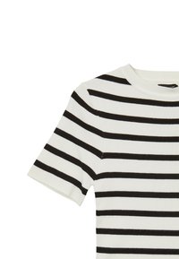 Top bianco in maglia con strisce orizzontali nere, maniche corte e scollatura a costine; il tessuto sembra morbido con una texture liscia.