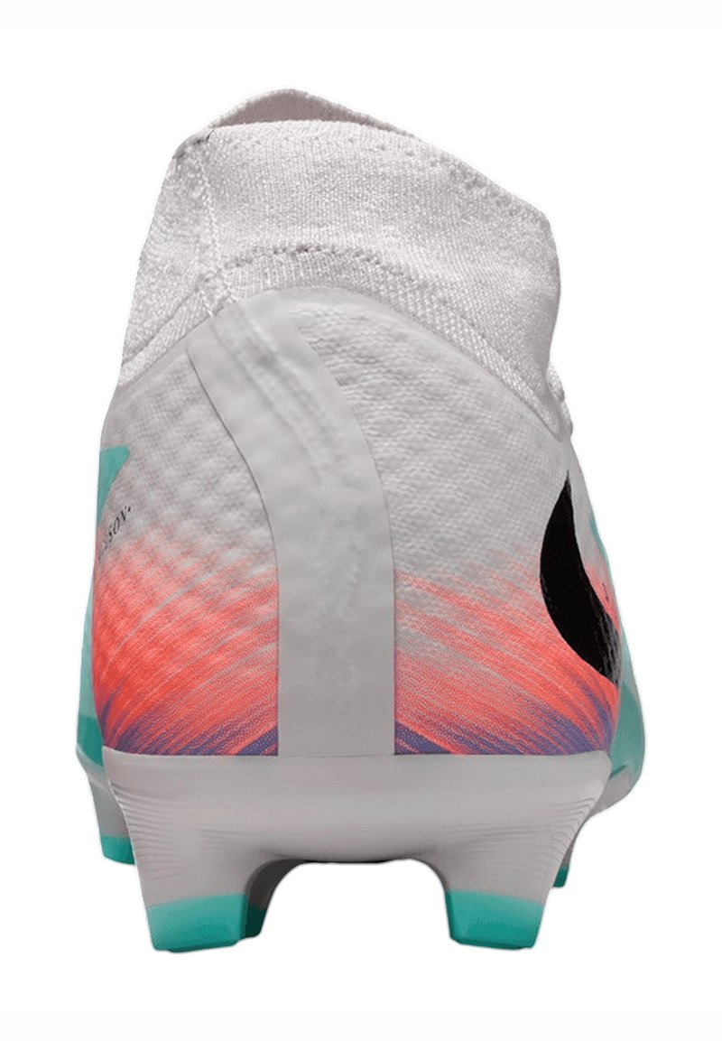 Weißer und Verlauf von Pink zu Blau Fußballschuh mit strukturierter Oberseite, Zuglasche an der Rückseite und einem schwarzen Logo an der Seite.