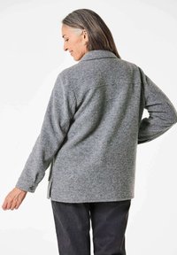 Graue Wollmischung Jacke mit kragenförmigem Design, langen Ärmeln, geknöpften Manschetten, seitlichen Schlitzen und einer weichen Textur. Rückansicht gezeigt.