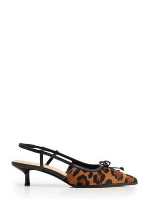 Décolleté slingback con tacco kitten a punta, rifinito con bordo nero e fiocco, caratterizzato da un motivo leopardato marrone e nero.