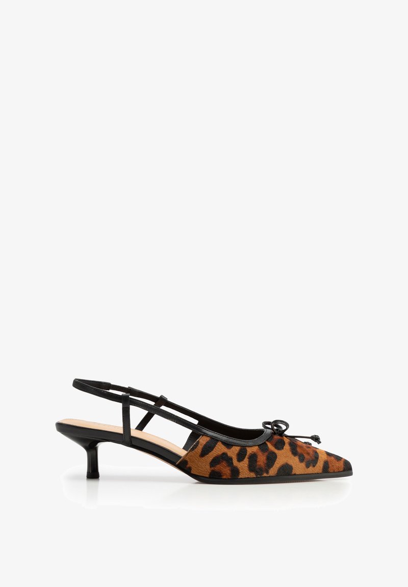 Spitse slingback kitten heel met zwarte bies en strik, met een bruin en zwart luipaardprintpatroon.