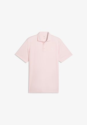 Lyserød polo skjorte lavet af blødt stof, med krave, korte ærmer og et hvidt logo på venstre brystområde.