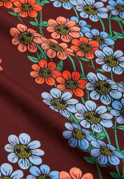 Kraftig bomullsstoff med brun bakgrunn som har livlige oransje og blå blomster, detaljerte svarte sentrum, og grønne blader flettet gjennom.