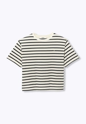 T-shirt blanc court avec des rayures horizontales noires et des manches courtes, avec un petit logo sur la poitrine gauche.