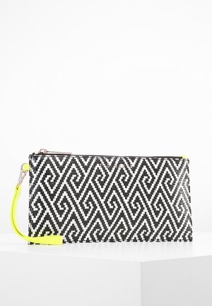 Czarna i biała kopertówka w geometryczny wzór o gładkiej fakturze, wyposażona w neonowo-żółty pasek na nadgarstek oraz srebrne okucia.