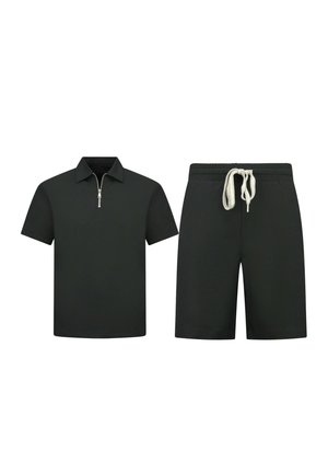 Zwart poloshirt met korte mouwen en een rits aan de voorkant en zwarte elastische taille shorts met wit trekkoord.
