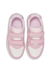Różowe buty sportowe z białymi akcentami, z gładką syntetyczną cholewką, dwiema zapięciami na rzep, perforowanym obszarem palców oraz wyściełanym kołnierzem.