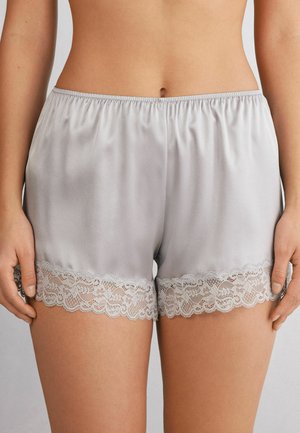 Zijdegrijze shorts met een geschulpte kanten rand. De shorts hebben een elastische tailleband en een zachte textuur met delicate kantaccenten.
