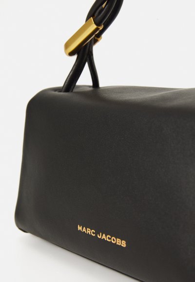 Geantă de mână din piele neagră, cu o textură micro, având o formă curbată și un accent din metal aurit. "MARC JACOBS" embosat pe lateral.