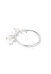 Anillo de plata de ley con dos perlas blancas y detalles en forma de estrella. Banda lisa con acabado pulido, que muestra detalles de diseño elegantes.