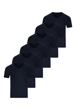 Sześć gładkich czarnych koszulek z krótkim rękawem i dekoltem w serek ułożonych diagonalnie na białym tle.