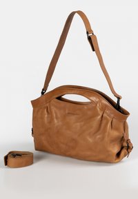 Braune Ledertasche mit glatter Textur, geschwungenem Design, einem oberen Griff und einem verstellbaren Riemen. Enthält einen abnehmbaren Riemen.