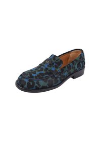 Loafer met panterprint in blauw en groen, gemaakt van zachte stof, met een zwarte zool en kleine hak, voorzien van een subtiele logoaccent.