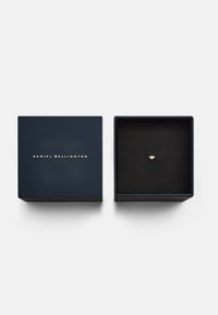 Scatola di presentazione Daniel Wellington, in cartone blu navy, con lettering dorato. All'interno presenta un rivestimento in velluto nero con un piccolo accento a forma di cuore.