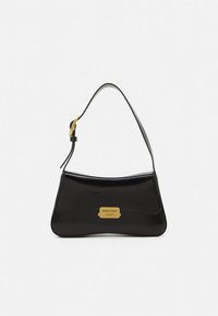 Svart skinnhåndveske med buet form, gullfarget metallbeslag og en enkelt skulderrem. Har klaff foran og en logo-plate.