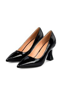 Zapatos de tacón de charol negro con punta afilada y diseño único de tacón cuadrado. Textura suave con un acabado brillante. El interior presenta un forro beige.