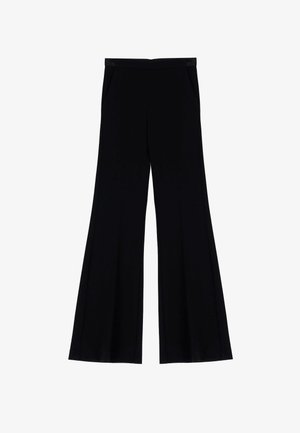 Pantaloni neri a gamba larga realizzati in tessuto leggero, con un colore uniforme, tasche laterali e una vita piatta. Nessun motivo o accessorio visibile.