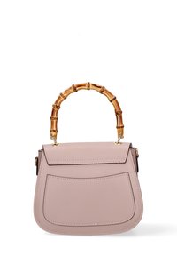 Roze lederen handtas met een bamboehendel, voorzien van een klep-sluiting, voorvak en gouden hardware accenten. Gladde textuur, gestructureerde vorm.