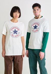 Converse - GO TO CHUCK TAYLOR CLASSIC PATCH TEE UNISEX - T-Shirt print - white Thumbnail-Bild 1