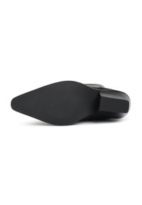 Semelle de chaussure noire avec une forme pointue, surface texturée et un talon bloc distinctif. Le matériau en caoutchouc offre durabilité et adhérence.