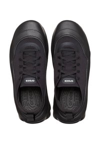 Czarne buty wsuwane z teksturowaną cholewką, gumową podeszwą i sznurowaniem. Posiadają logo na języku oraz wzorzystą wkładkę.