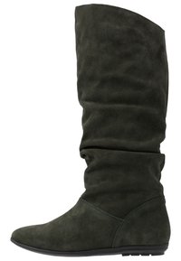 Polviin saakka yltäviä, tummanvihreitä suede-saappaita, joissa on löysä muotoilu, teräväkärkinen malli ja litteä kumipohja. Pintamateriaali on sileä, ilman näkyviä kiinnityksiä.