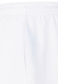 Bílá látka s hladkým texturem, vybavená elastickým pasem a výrazným předním záhybem. Minimalistický design bez dalších akcentů.