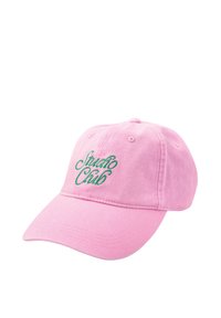 Casquette de baseball rose avec broderie verte portant l'inscription « Studio Club » à l'avant, dotée d'œillets de ventilation cousus et d'une visière courbée.