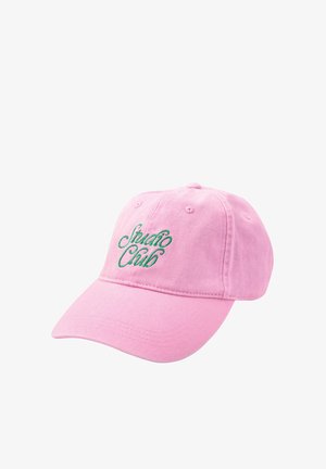Casquette de baseball rose avec broderie verte portant l'inscription « Studio Club » à l'avant, dotée d'œillets de ventilation cousus et d'une visière courbée.