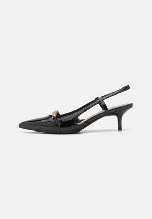 Sort laklæder slingback-killhæle med spids tå og guldkædedetalje på frontstroppen.