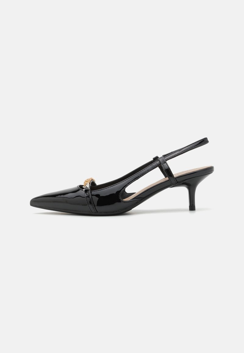 Escarpin slingback en cuir verni noir avec petit talon, bout pointu et détail chaîne dorée sur la bride avant.