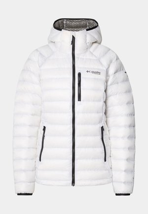 Biała kurtka puchowa z poziomym przeszyciem, czarnymi zamkami błyskawicznymi i logo. Posiada kaptur i elastyczne mankiety dla lepszego dopasowania. Wykonana z lekkiego materiału.