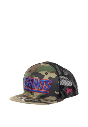 Camo-Cap mit einem blauen und roten "GIANTS"-Logo, aus Stoff mit einem Mesh-Rücken, flachem Schirm und Snapback-Verschluss.
