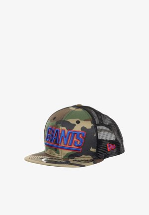 Camo-Cap mit einem blauen und roten "GIANTS"-Logo, aus Stoff mit einem Mesh-Rücken, flachem Schirm und Snapback-Verschluss.