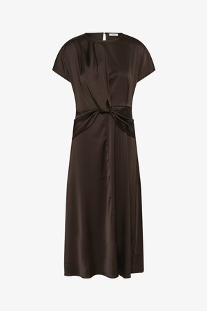 Sötétbarna szatén midi ruha rövid ujjakkal, kerek nyakkivágással és csavart csomós részlettel a deréknál.