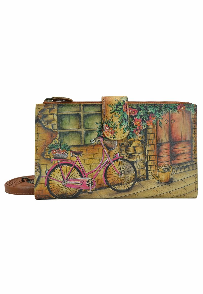Multikleurige portemonnee met een illustratie van een roze fiets, bloemaccenten, een baksteengevelontwerp en een bruine strap. Textuur oppervlakte met ritssluiting.