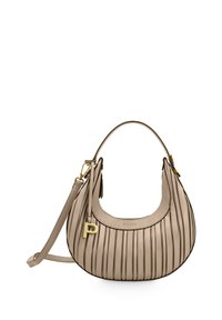 Beige geplooide leren handtas met een gebogen vorm, gouden accenten, een verstelbare schouderband en een opvallende letter "P" als accent.