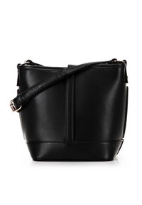 Borsa a secchiello nera in pelle con una forma strutturata. Presenta una lunga tracolla regolabile e una superficie liscia e texturizzata. Dettagli hardware minimi.