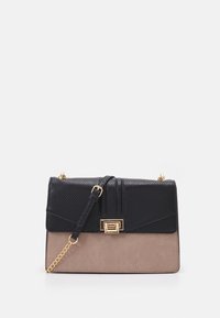 Czarna i beżowa torebka o fakturowanym wykończeniu, złotym okuciu, łańcuszkowym pasku oraz klamrze z przodu. Prostokątny kształt z podzielonymi kolorystycznie sekcjami.