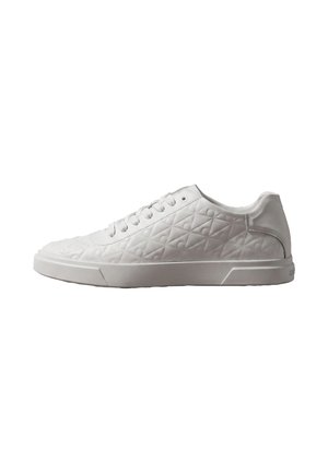 Hvid lavtop sneaker med quiltet diamantmønster, snørefront og flad gummisål vist fra siden.