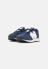 Mornarskoplave atletske cipele s gornjim dijelom od mreže i antilopa, bijelim detaljima i gumenom potplatom s teksturiranim uzorkom za bolje prianjanje.