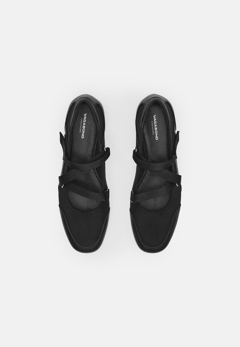 Czarne buty wsuwane z elastycznymi paskami, miękka górna część z tkaniny, zaokrąglony czubek i wyściółka z amortyzacją. Minimalistyczny design bez widocznych wzorów.