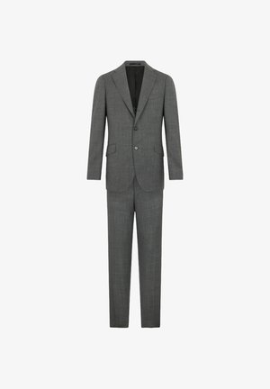 Costume à carreaux gris avec une veste à un bouton, revers crantés et pantalons fuselés. Fabriqué en tissu texturé avec des motifs subtils.
