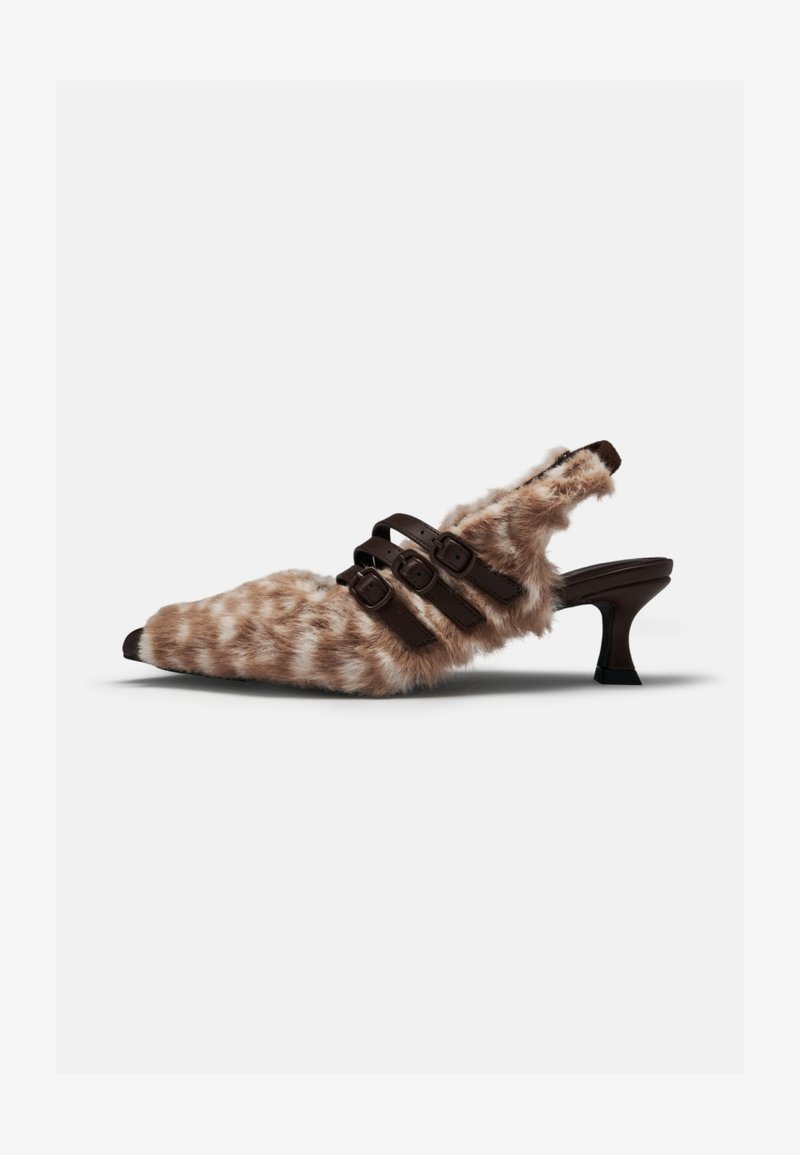 Πολύχρωμο παπούτσι slingback με μυτερή μύτη, τρεις σκούρες καφέ λουράκια με αγκράφες και χαμηλό κυρτό τακούνι σε λευκό φόντο.