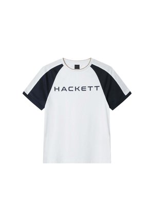 Bijela majica kratkih rukava s crnim raglan rukavima, štampani logo "HACKETT" u debelim slovima preko prsa, okrugli izrez, pamučni materijal.
