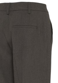 Pantalon gris foncé sur mesure avec ceinture arrière, passants de ceinture et une poche passepoilée unique à droite.