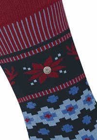 Des chaussettes en tricot présentent un revers rayé rouge, un fond sombre et des motifs floraux bleus. Comprend un accent argenté au centre.