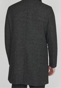 Czarny i szary płaszcz w wzór jodełkowy, charakteryzujący się prostym krojem, długimi rękawami i minimalistycznym designem. Teksturowany materiał z wyrafinowanym wzorem.