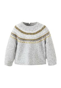 Sivi pleteni pulover s okruglim izrezom, s valovitom šablonom u žutoj, smeđoj i bijeloj boji. Mekana tekstura, s otvorom na leđima.